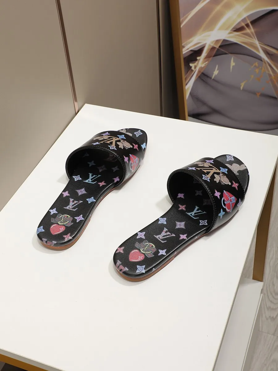 👟👟Ex-factory price 320👟👟 LV’s new flat-low flip-flops, 5D printed jade rabbit pattern, cowhide surface and sheepskin lining, genuine leather bottom imported from Italy, size 35-41